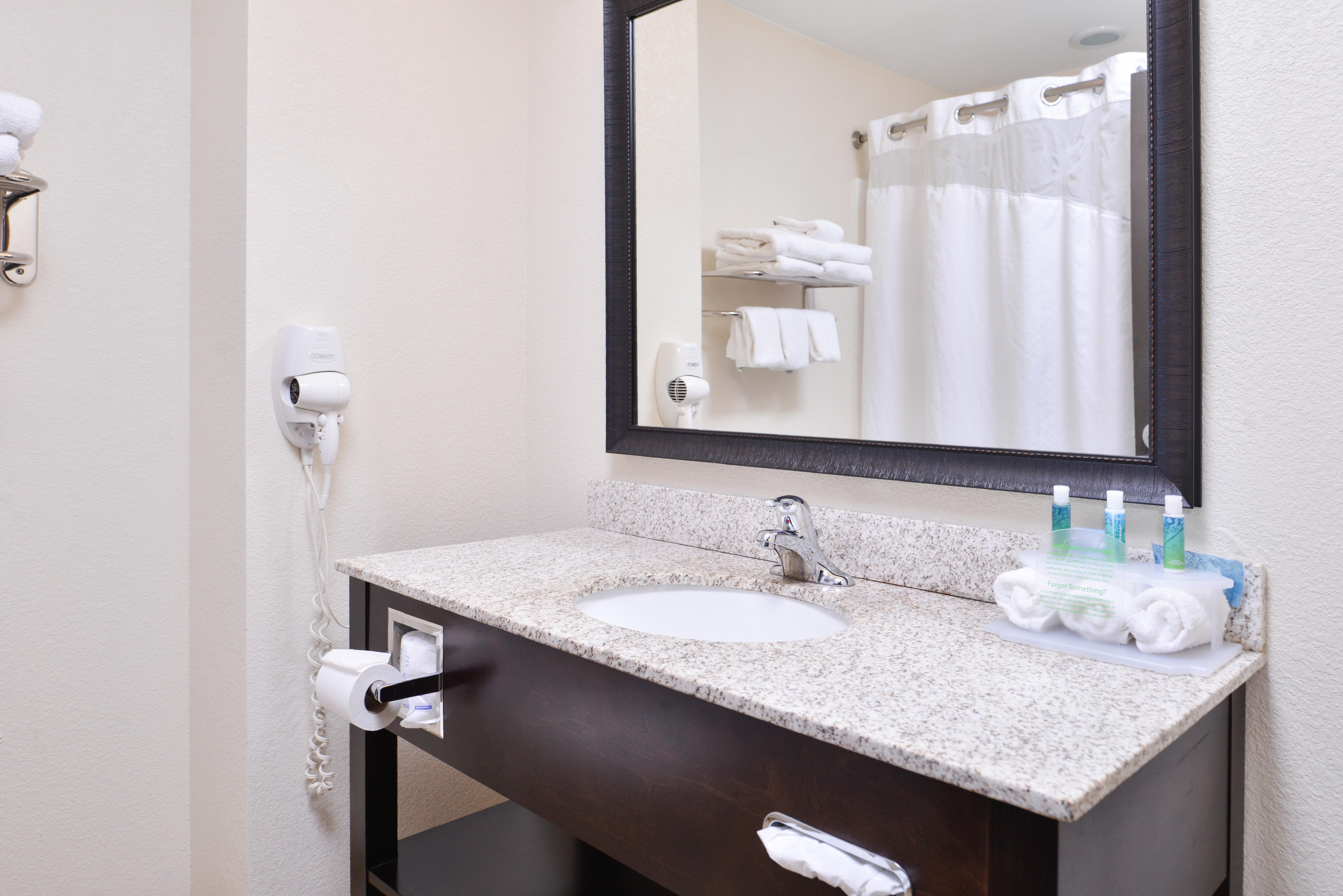 Holiday Inn Express & Suites Emporia Northwest By Ihg Exterior foto