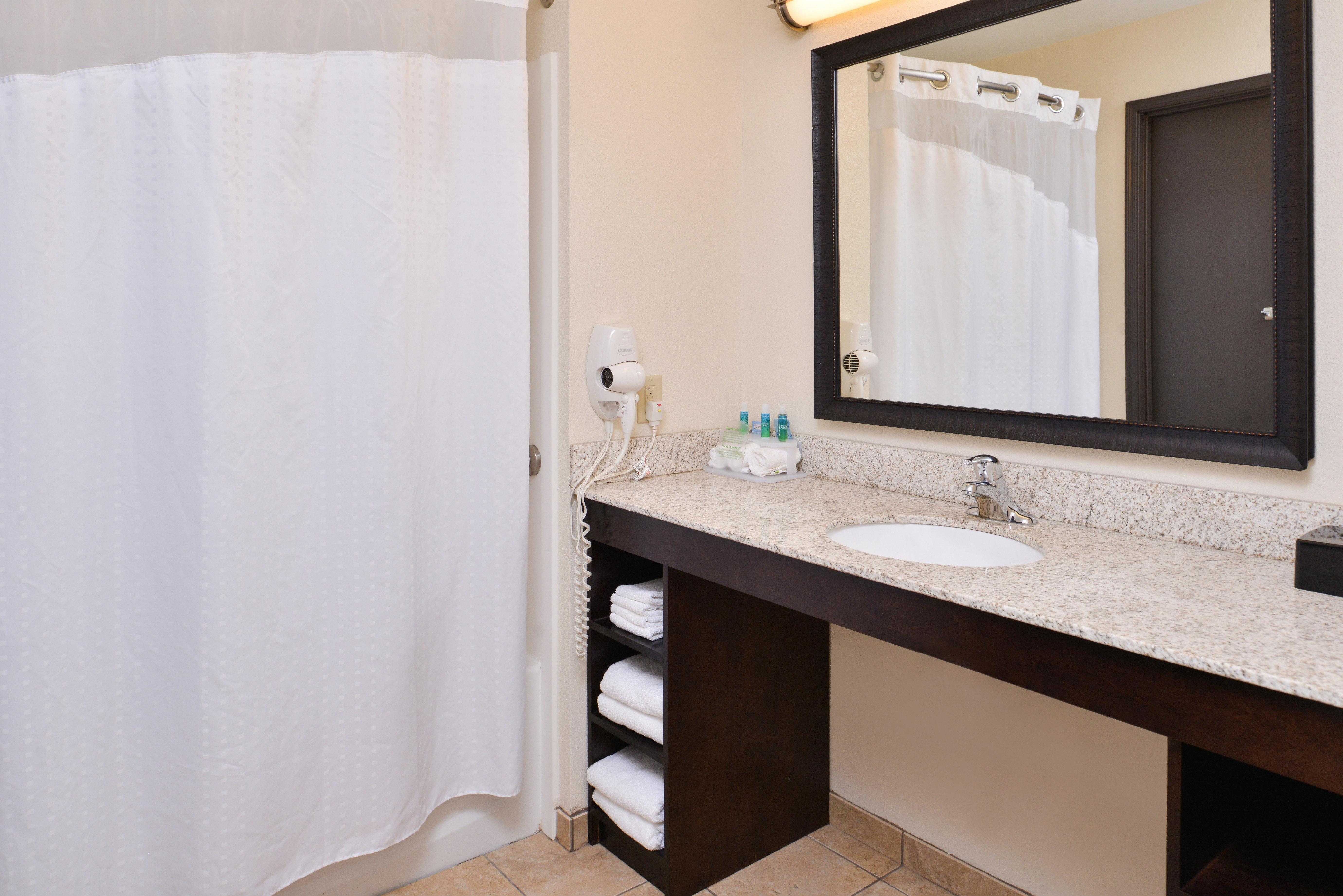 Holiday Inn Express & Suites Emporia Northwest By Ihg Exterior foto