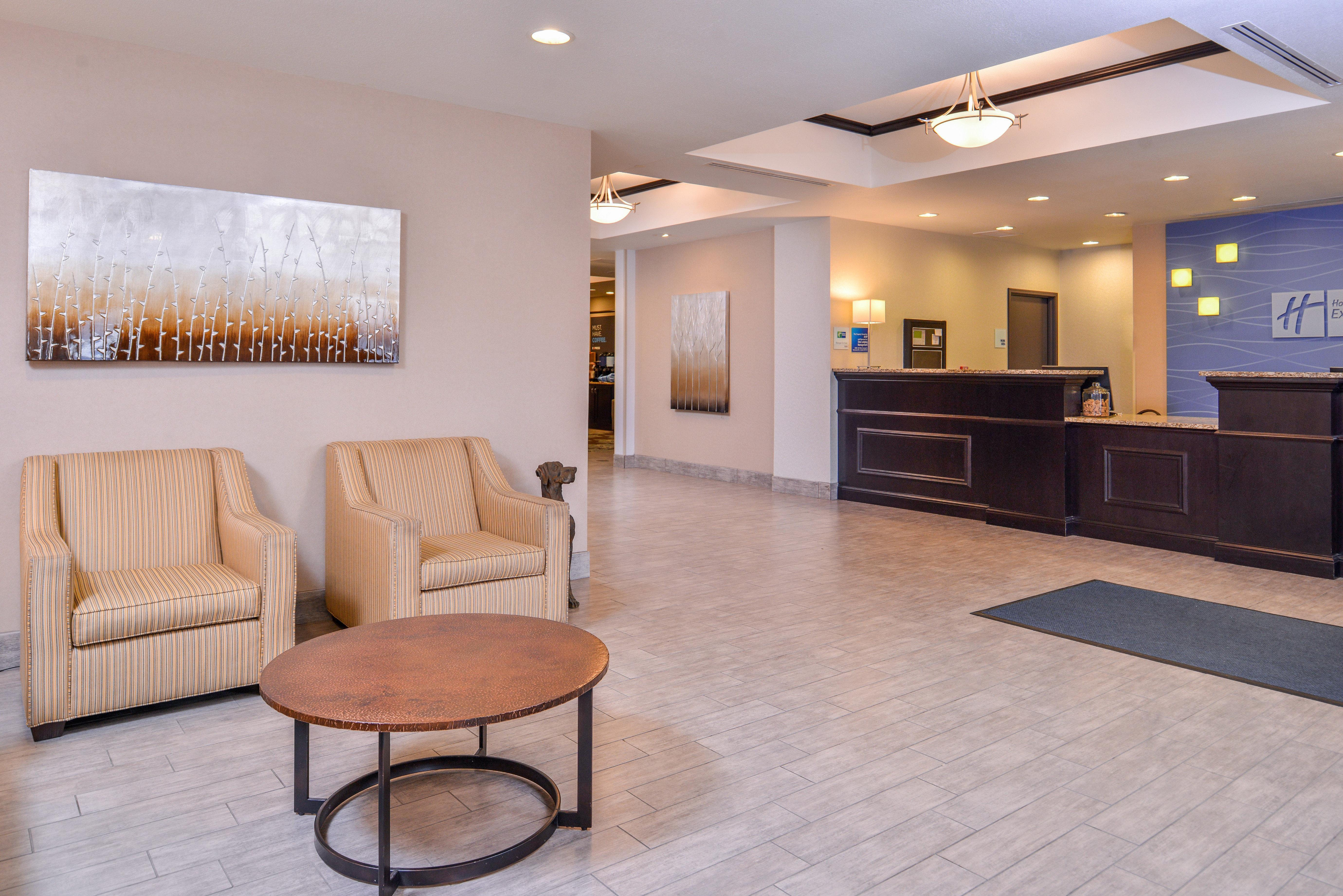Holiday Inn Express & Suites Emporia Northwest By Ihg Exterior foto