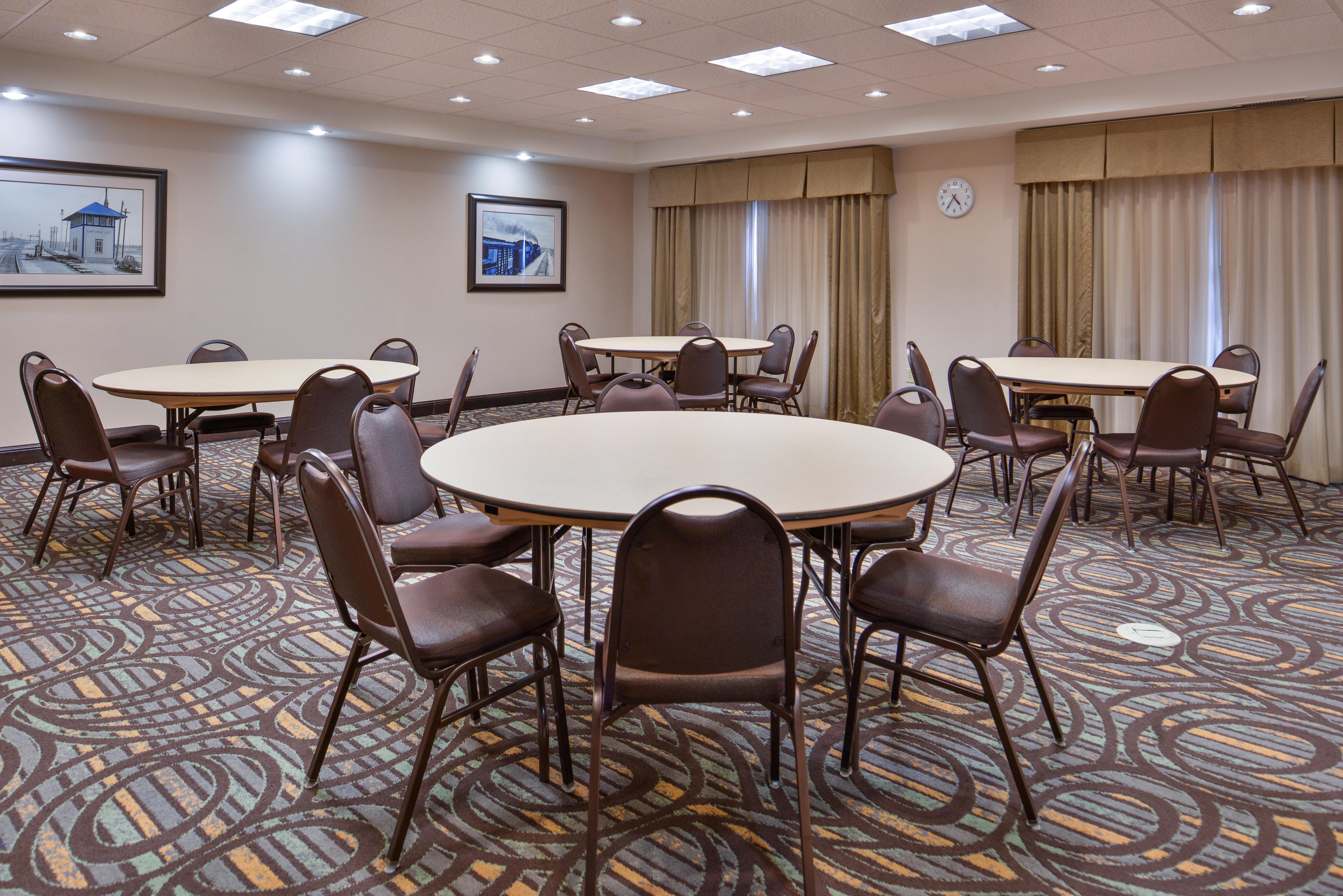 Holiday Inn Express & Suites Emporia Northwest By Ihg Exterior foto